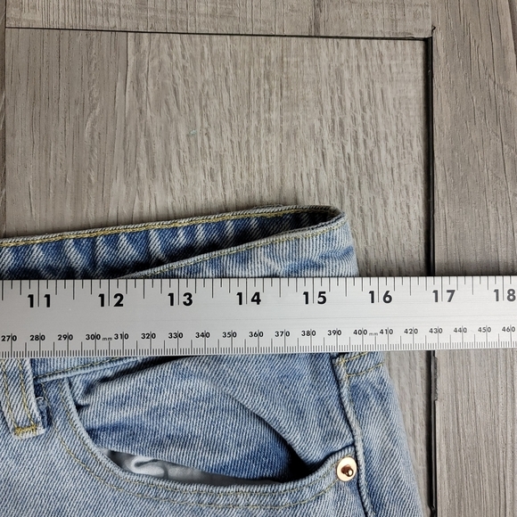 PrettyLittleThing Light Denim Staight Leg Jean - Picture 6 of 7